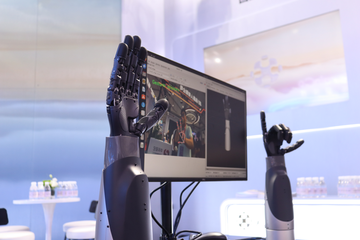 突破 “最后一厘米”！曦诺未来万台灵巧手订单开启交付时代